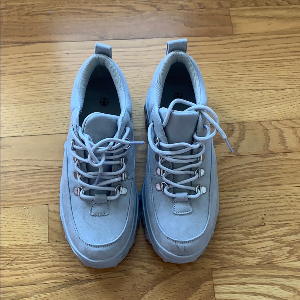 Pretty Little Thing sneaker